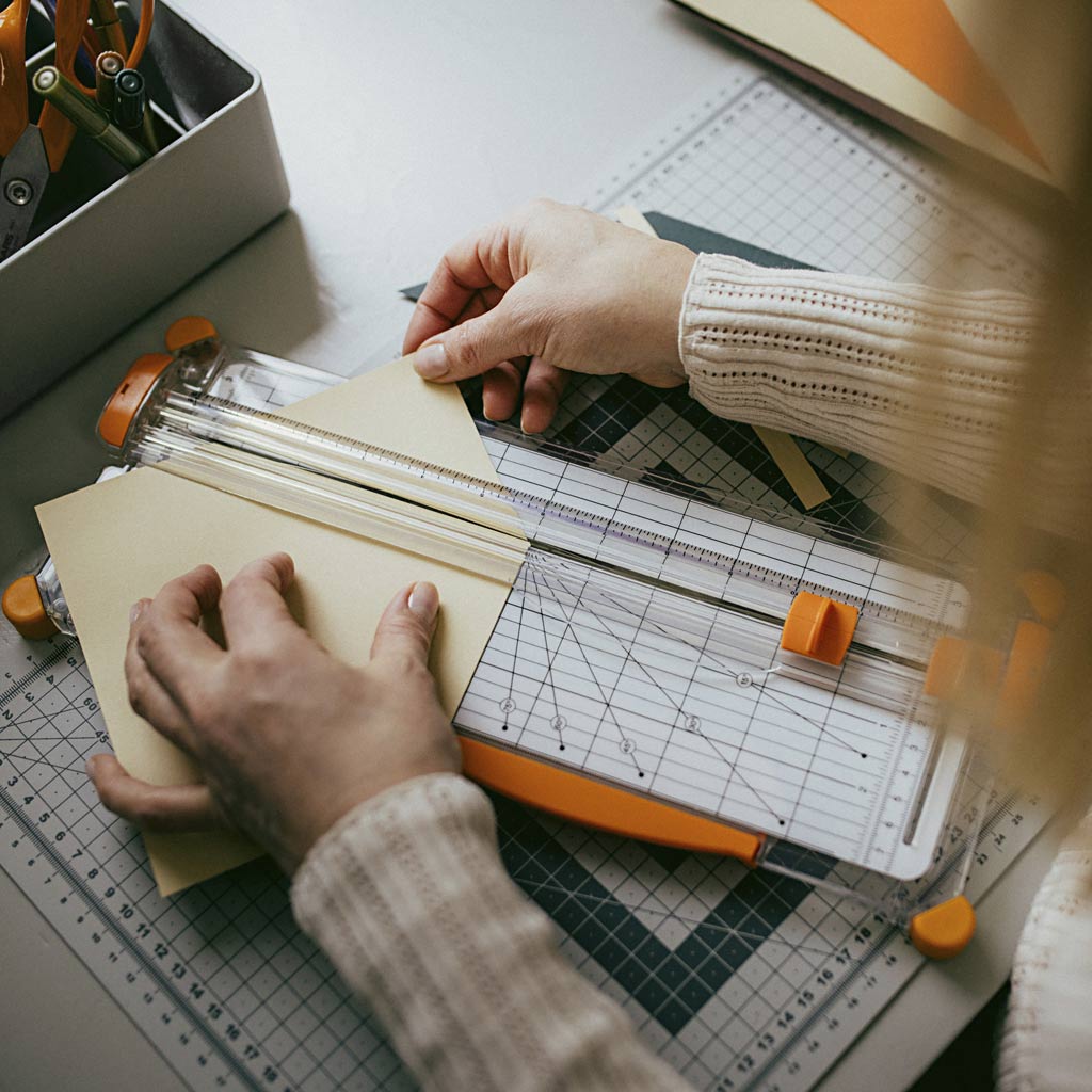 Skole- og kontorartikler – papir skæres til på en papirskæremaskine