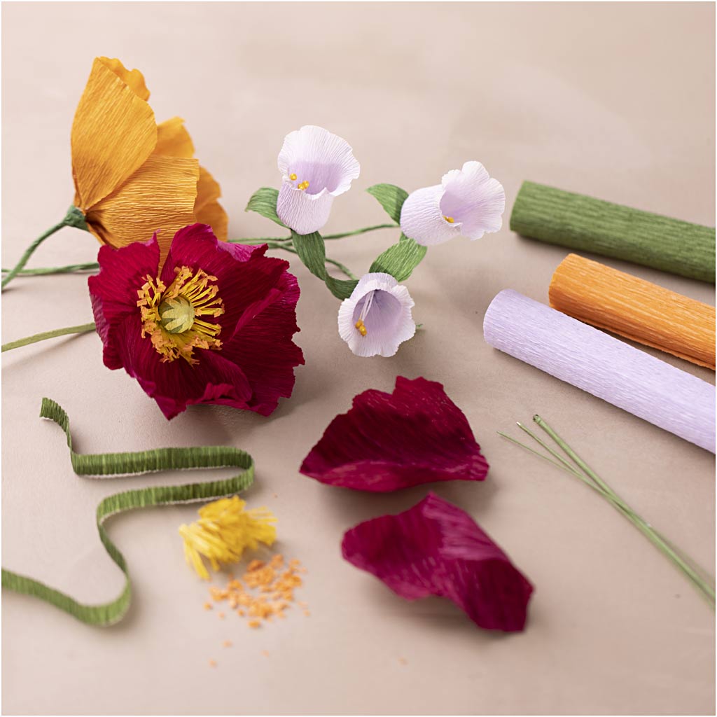 Blomster foldet af crepepapir sammen med ruller af crepepapir